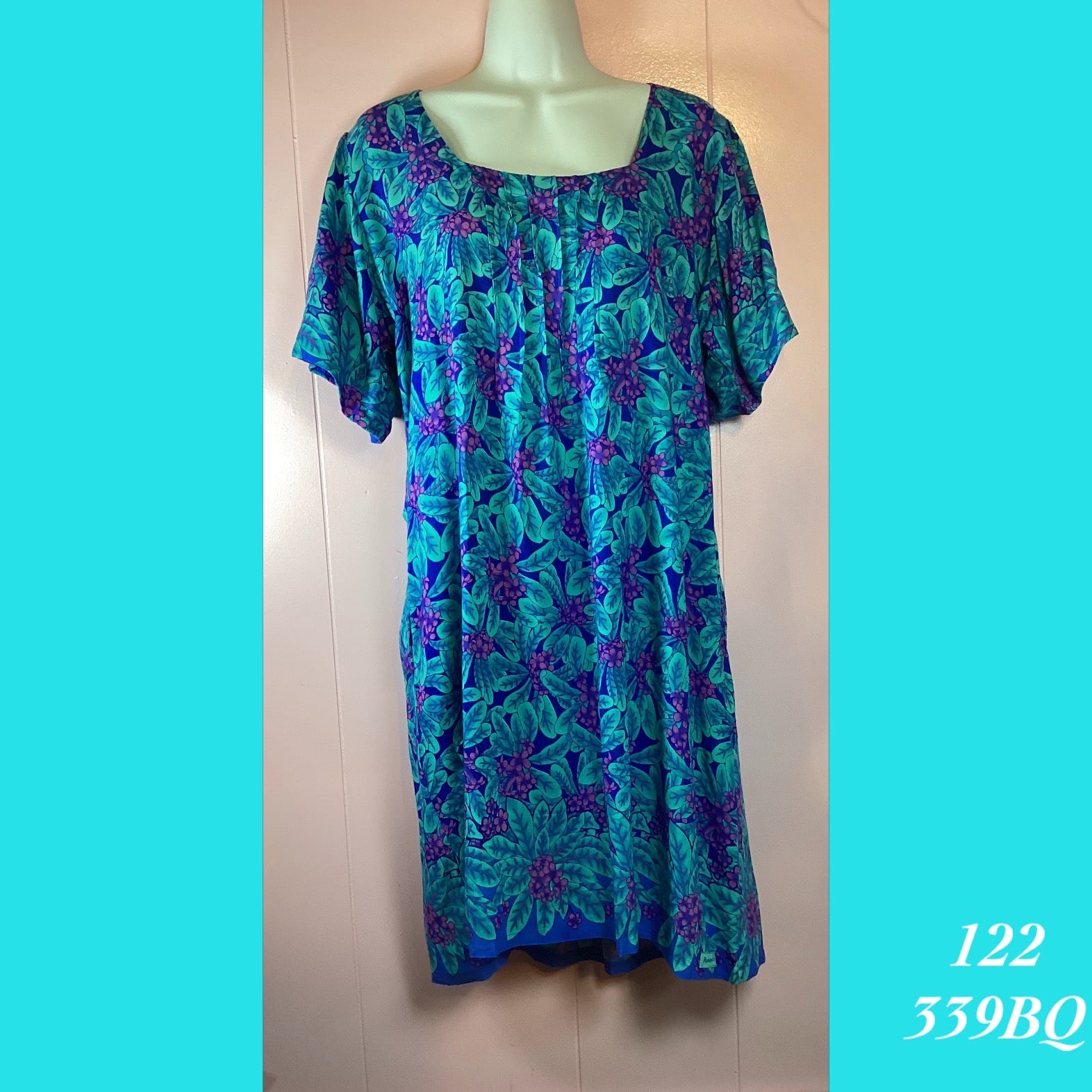 122 - 339BQ , Pleated sleeved dress with pockets