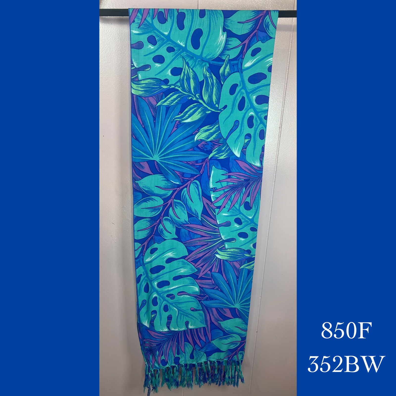 850F - 352BW , Fringed scarf