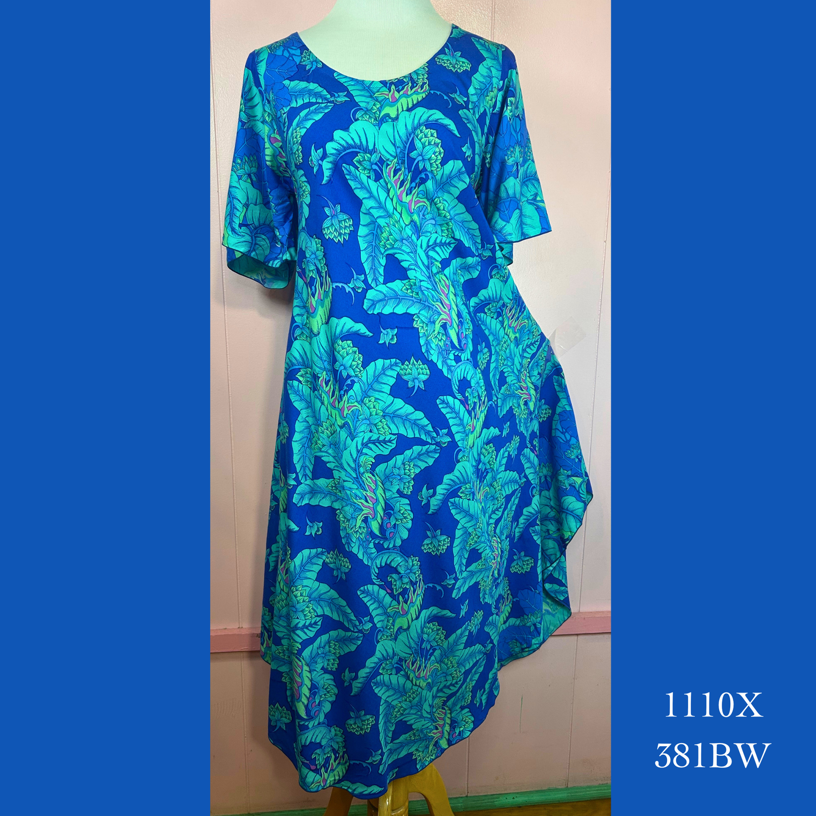 1110X- 381BW , Plus Sized Resort Dress with Pockets and Sleeves